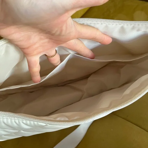 NWOT/ UNIQLO Off White Quilted Shoulder Bag - Picture 4 of 10